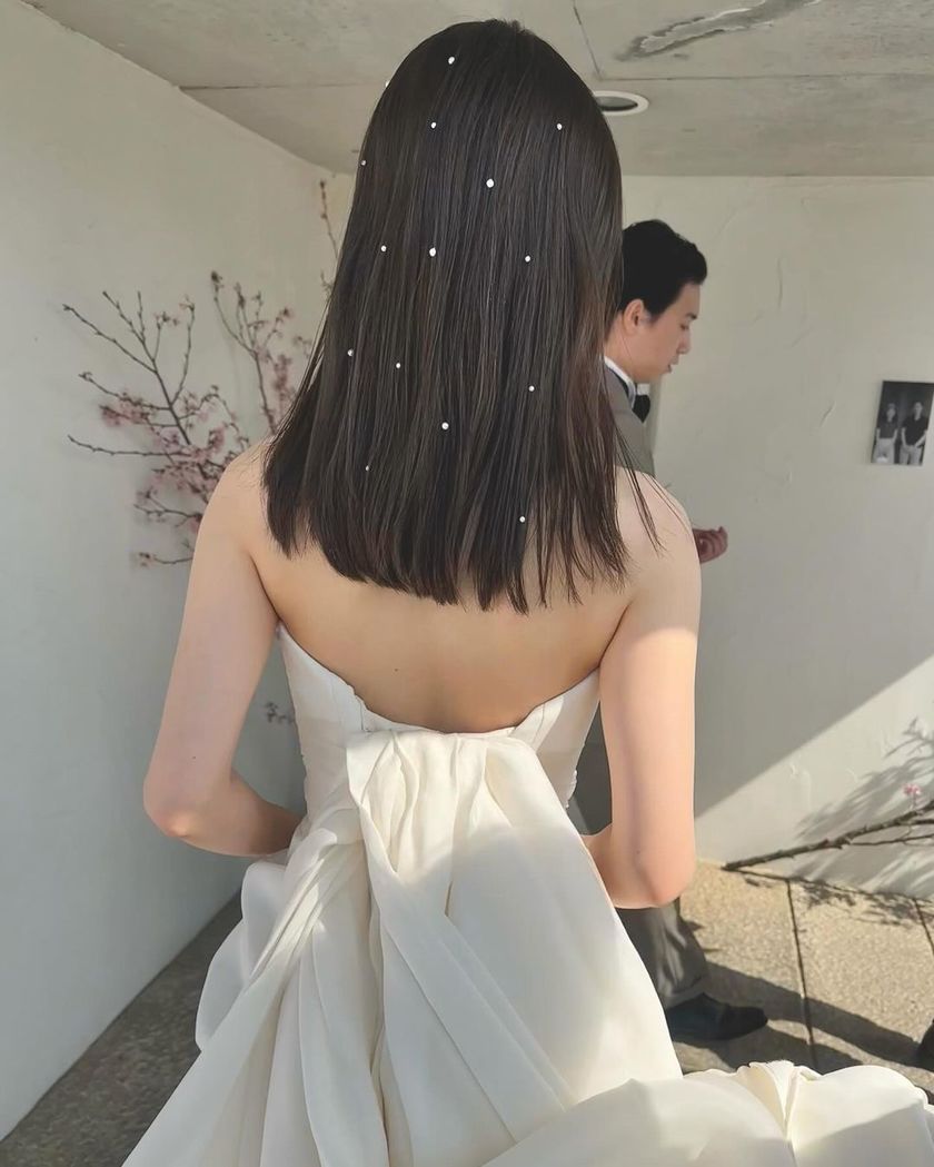 A special feature on cute bridal hairstyles with tiny pearls that are as small as bubbles 🫧🤍にて紹介している画像
