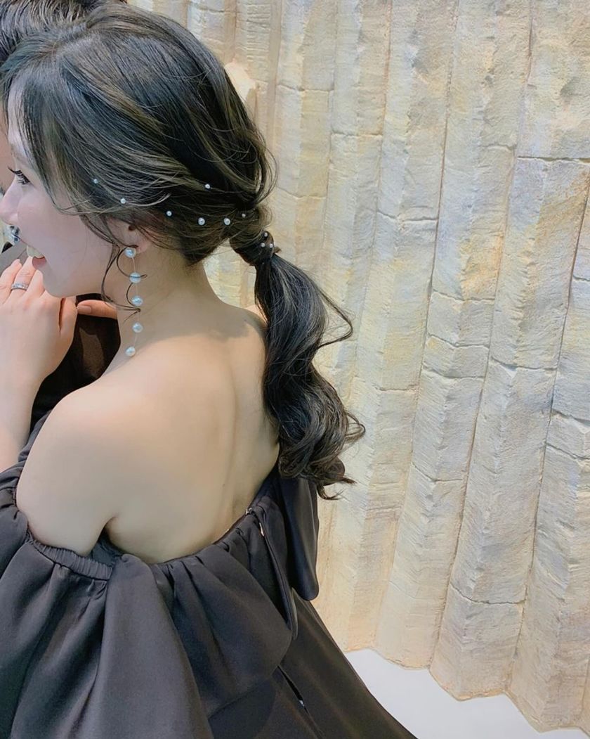 A special feature on cute bridal hairstyles with tiny pearls that are as small as bubbles 🫧🤍にて紹介している画像