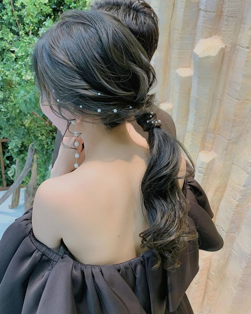 A special feature on cute bridal hairstyles with tiny pearls that are as small as bubbles 🫧🤍にて紹介している画像