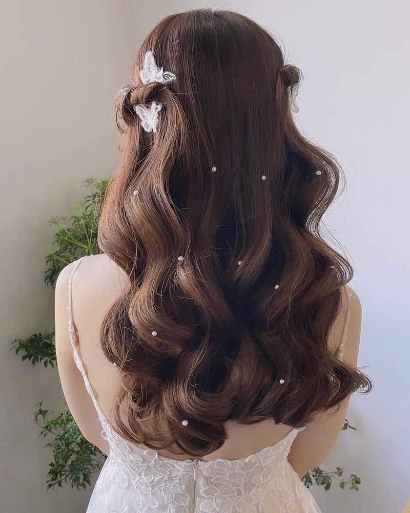 A special feature on cute bridal hairstyles with tiny pearls that are as small as bubbles 🫧🤍にて紹介している画像