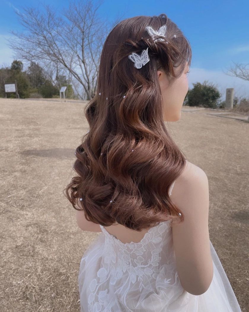A special feature on cute bridal hairstyles with tiny pearls that are as small as bubbles 🫧🤍にて紹介している画像