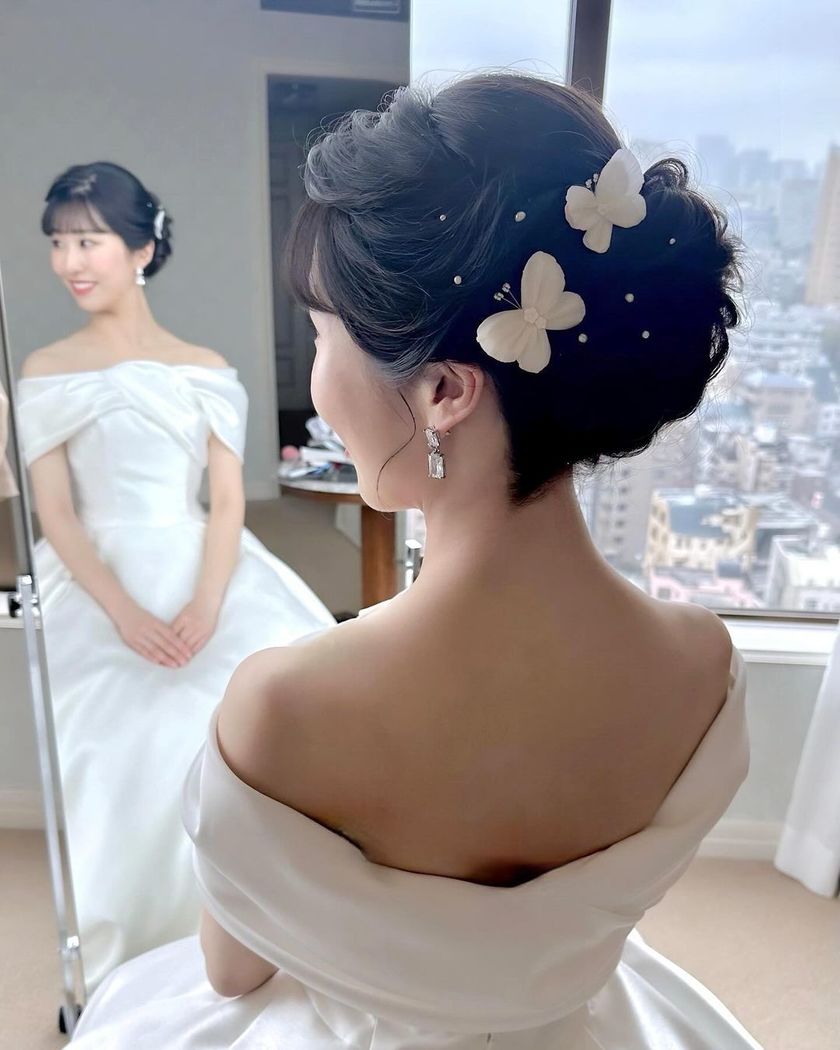A special feature on cute bridal hairstyles with tiny pearls that are as small as bubbles 🫧🤍にて紹介している画像