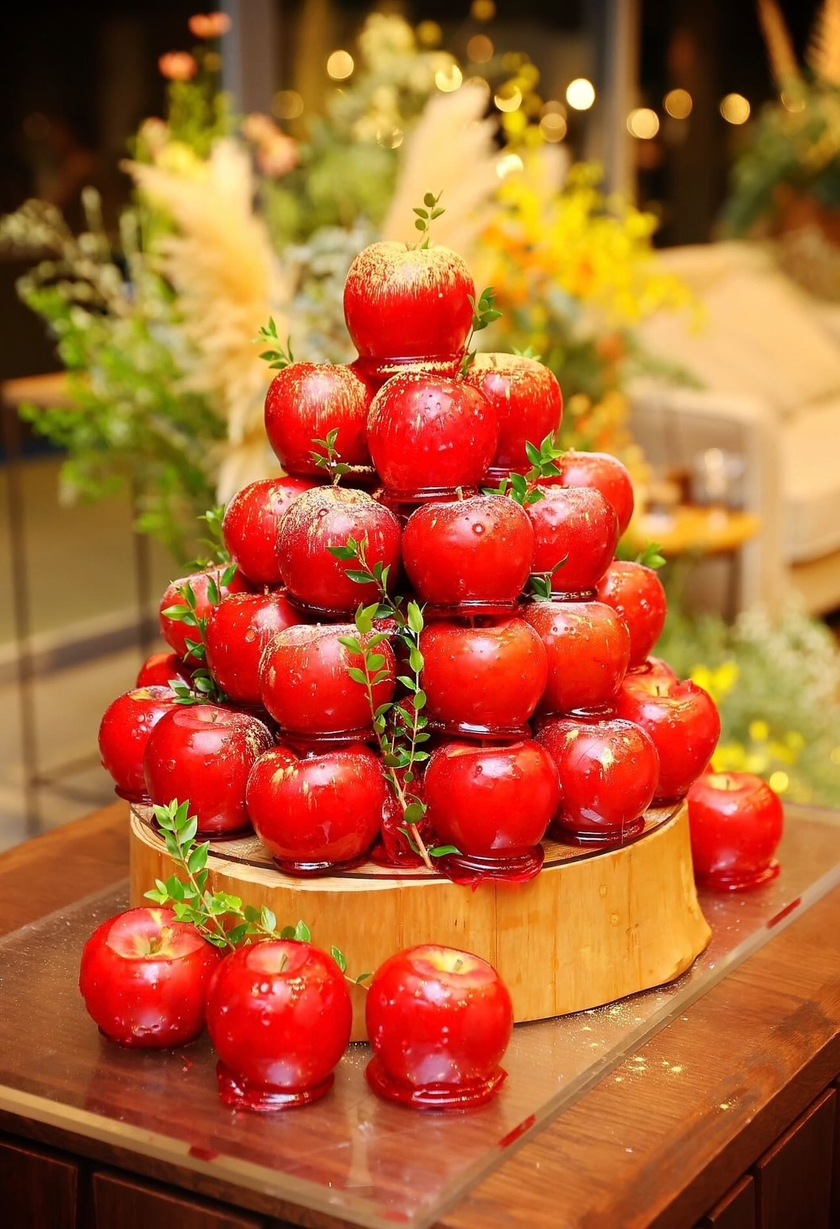 真っ赤でインパクト大！ウェディングケーキ代わりの［りんご飴タワー］に注目🍎❤🍎にて紹介している画像
