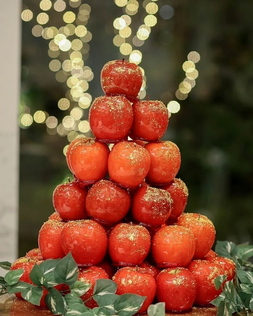 真っ赤でインパクト大！ウェディングケーキ代わりの［りんご飴タワー］に注目🍎❤🍎にて紹介している画像