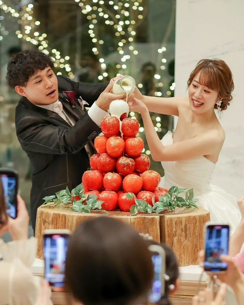 真っ赤でインパクト大！ウェディングケーキ代わりの［りんご飴タワー］に注目🍎❤🍎にて紹介している画像