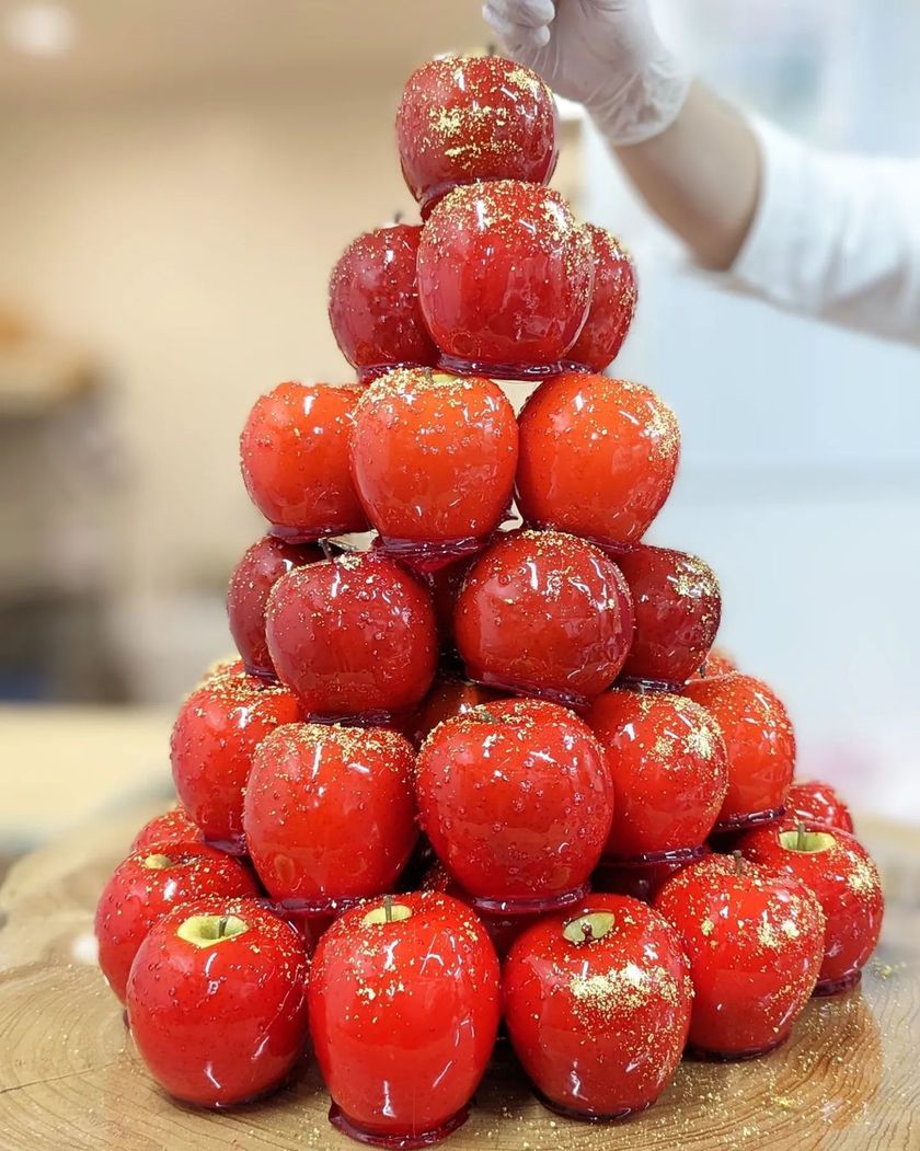 真っ赤でインパクト大！ウェディングケーキ代わりの［りんご飴タワー］に注目🍎❤🍎にて紹介している画像