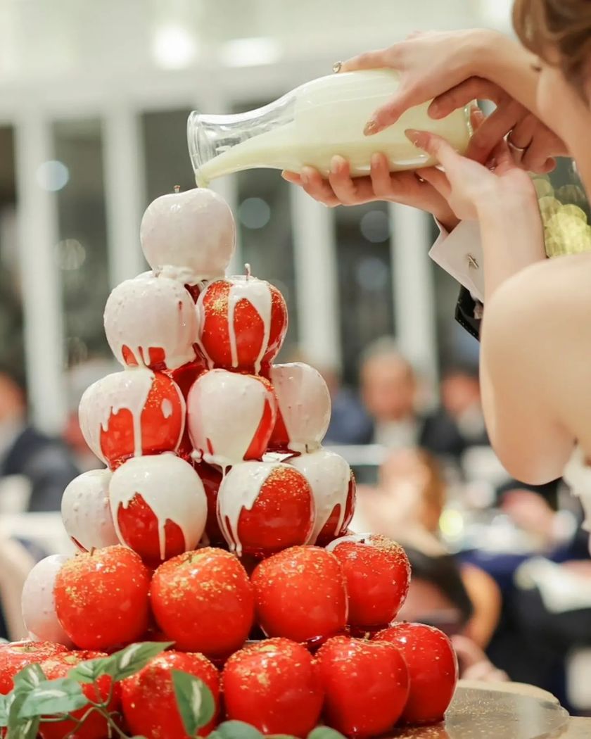 真っ赤でインパクト大！ウェディングケーキ代わりの［りんご飴タワー］に注目🍎❤🍎にて紹介している画像