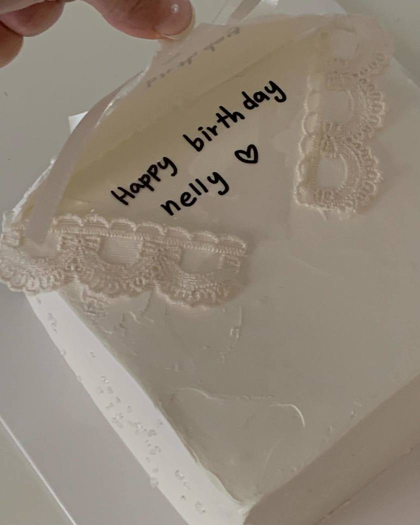 A cake that looks like an envelope 💌 The idea of a "letter cake" where you can hide a letter inside the cake is amazing! 🎂にて紹介している画像