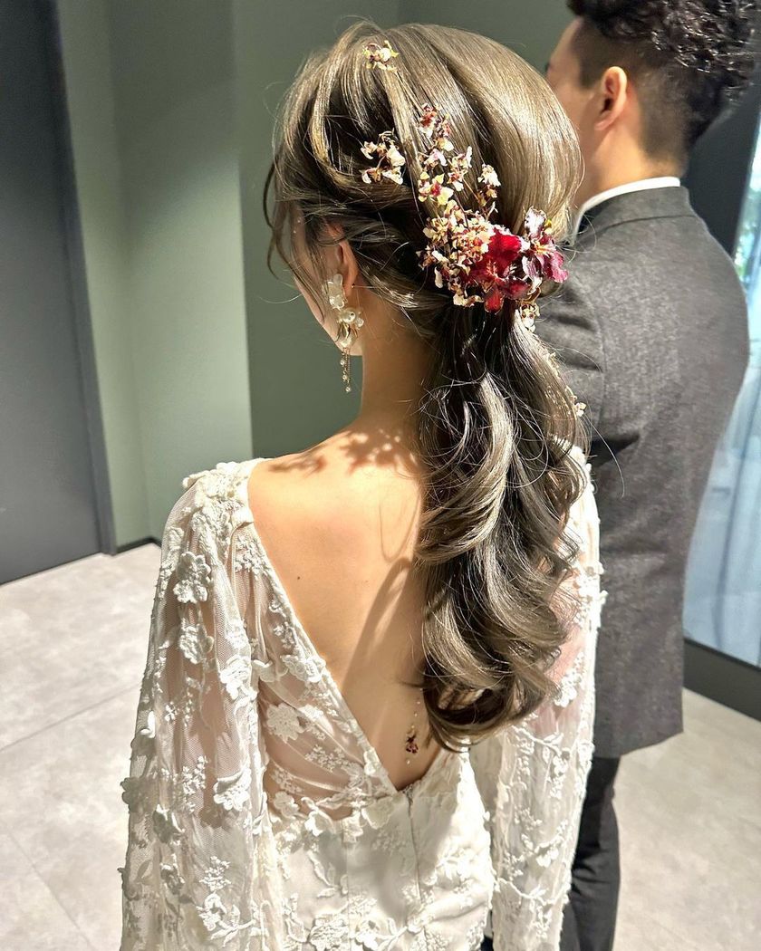 The elegant small “Oncidium” orchids with ruffled petals ♡ A collection of floral hair tutorials using Oncidium 🌸🩷💛にて紹介している画像