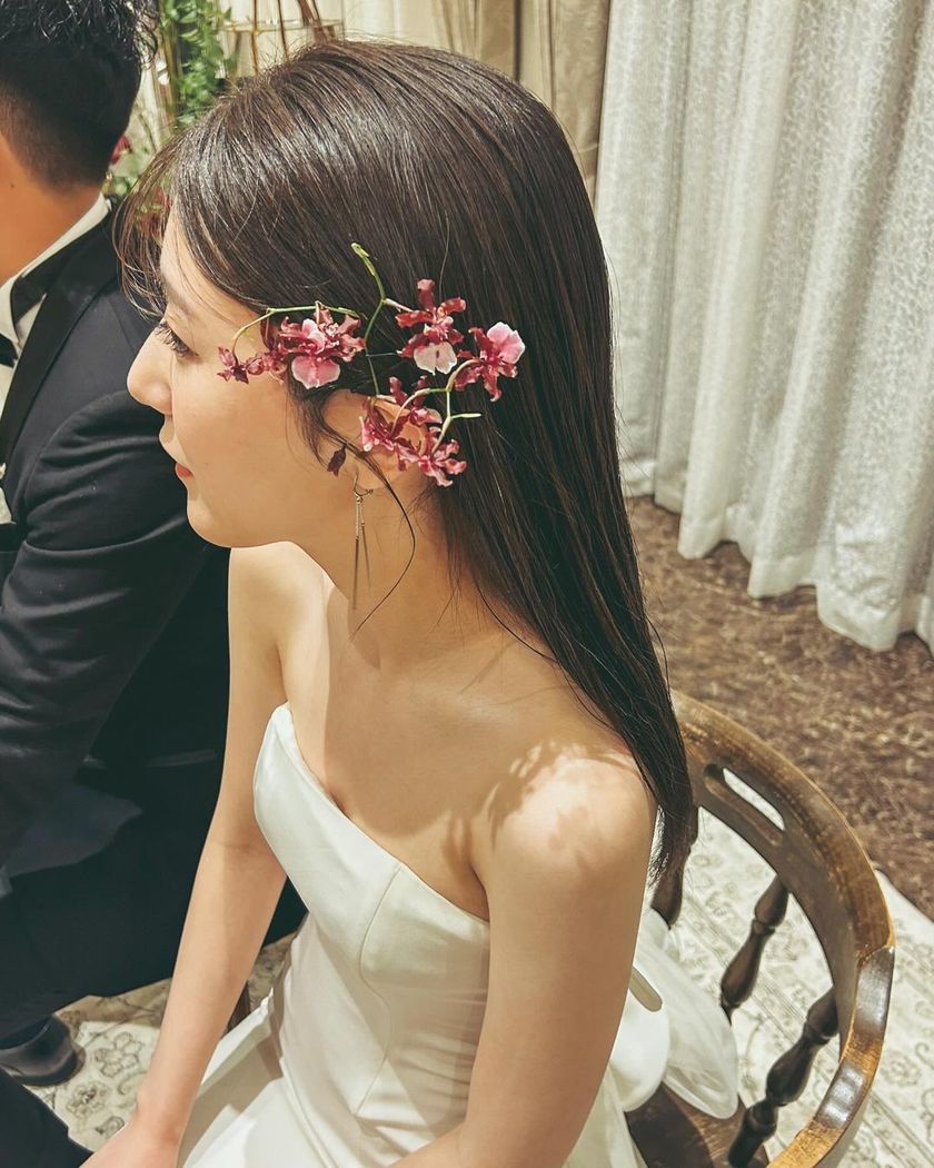 The elegant small “Oncidium” orchids with ruffled petals ♡ A collection of floral hair tutorials using Oncidium 🌸🩷💛にて紹介している画像
