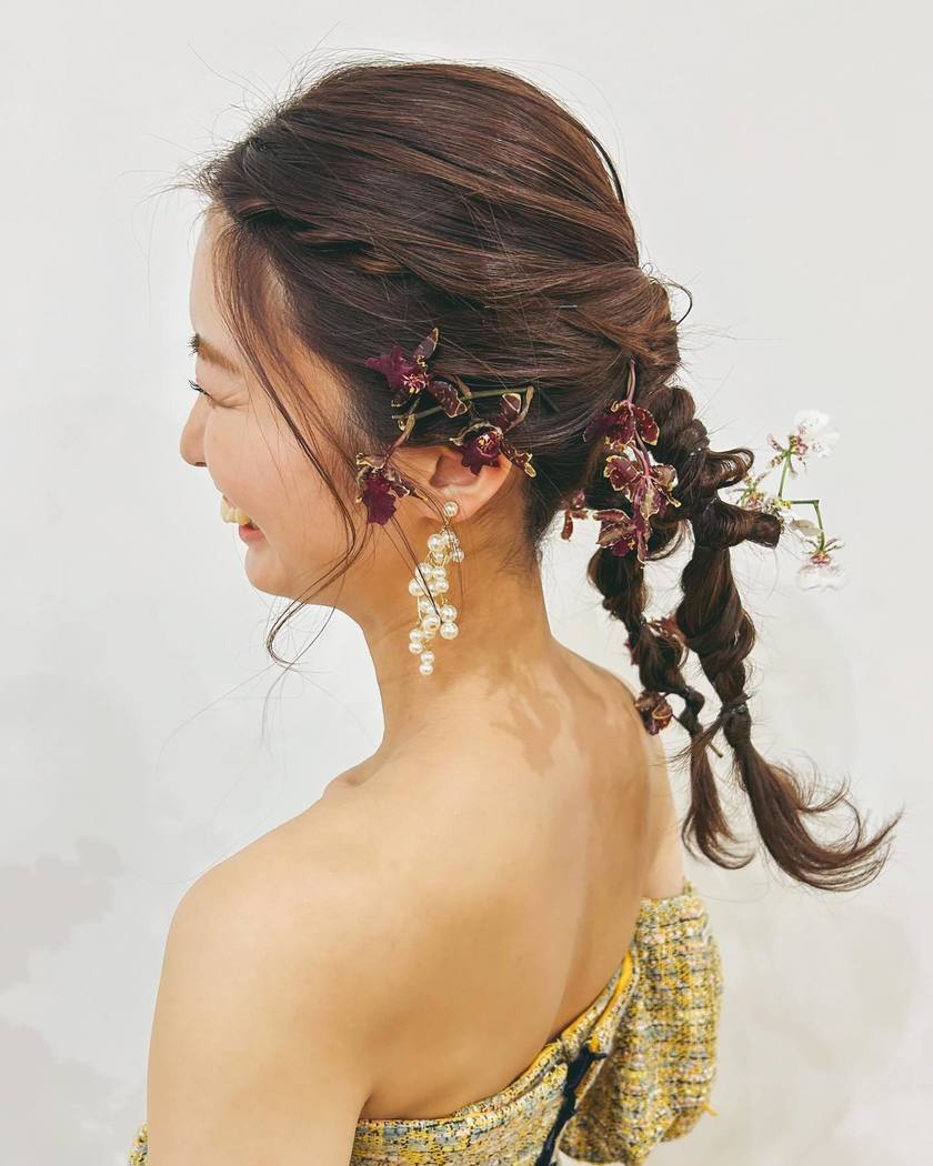 The elegant small “Oncidium” orchids with ruffled petals ♡ A collection of floral hair tutorials using Oncidium 🌸🩷💛にて紹介している画像