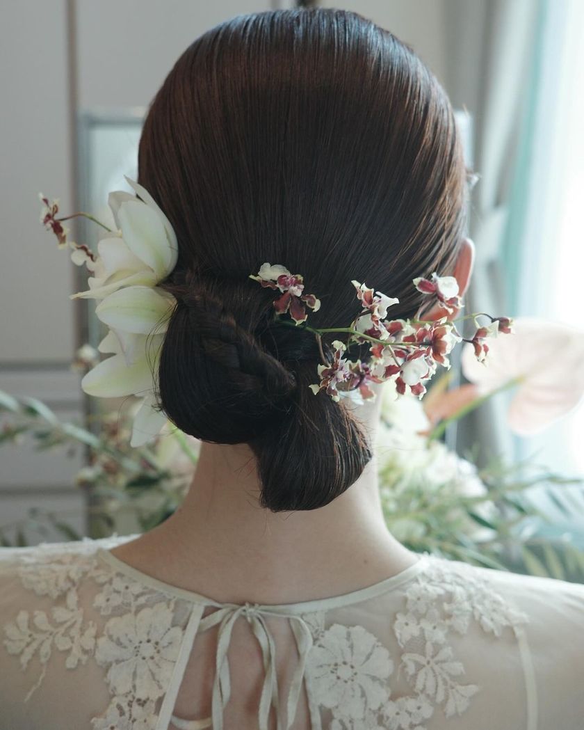 The elegant small “Oncidium” orchids with ruffled petals ♡ A collection of floral hair tutorials using Oncidium 🌸🩷💛にて紹介している画像