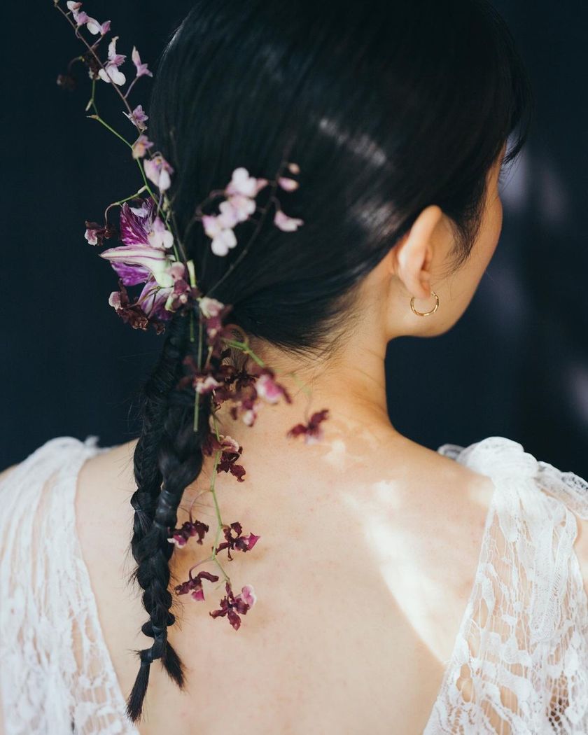 The elegant small “Oncidium” orchids with ruffled petals ♡ A collection of floral hair tutorials using Oncidium 🌸🩷💛にて紹介している画像