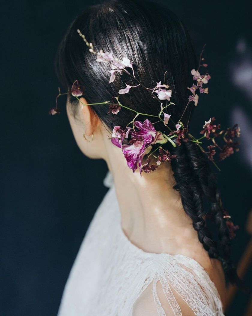 The elegant small “Oncidium” orchids with ruffled petals ♡ A collection of floral hair tutorials using Oncidium 🌸🩷💛にて紹介している画像