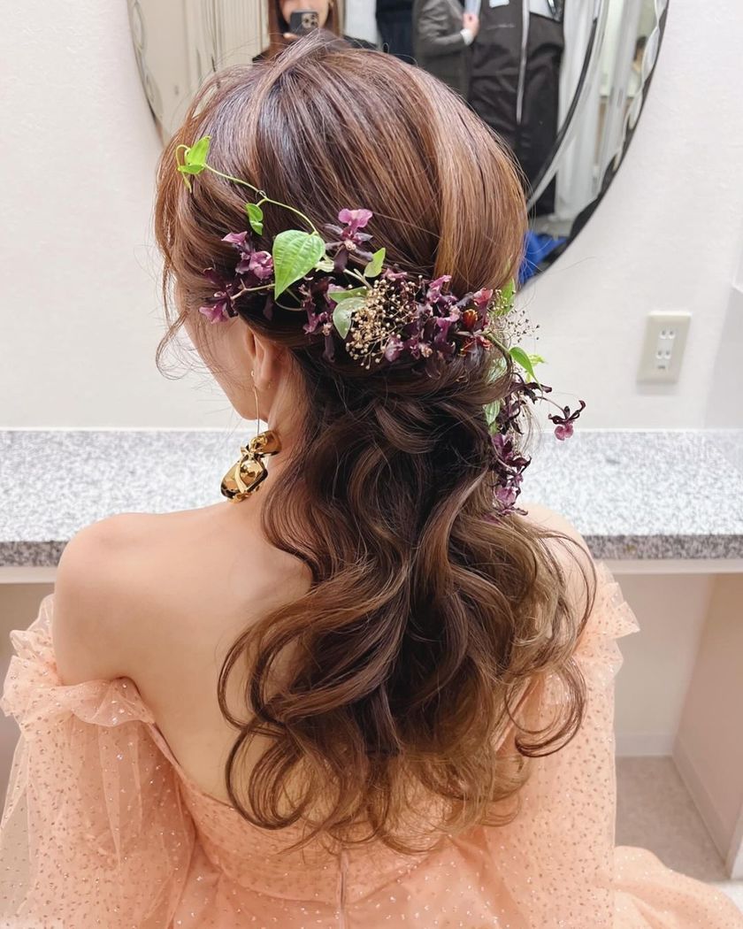 The elegant small “Oncidium” orchids with ruffled petals ♡ A collection of floral hair tutorials using Oncidium 🌸🩷💛にて紹介している画像