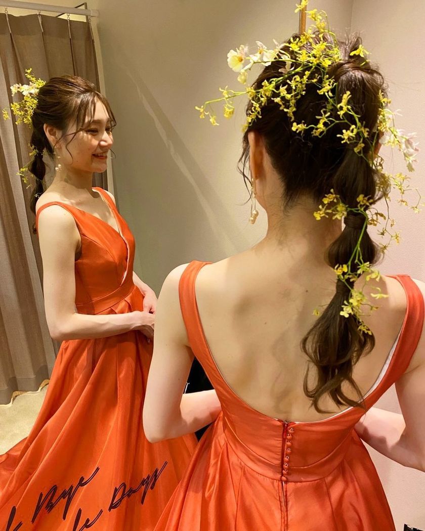 The elegant small “Oncidium” orchids with ruffled petals ♡ A collection of floral hair tutorials using Oncidium 🌸🩷💛にて紹介している画像