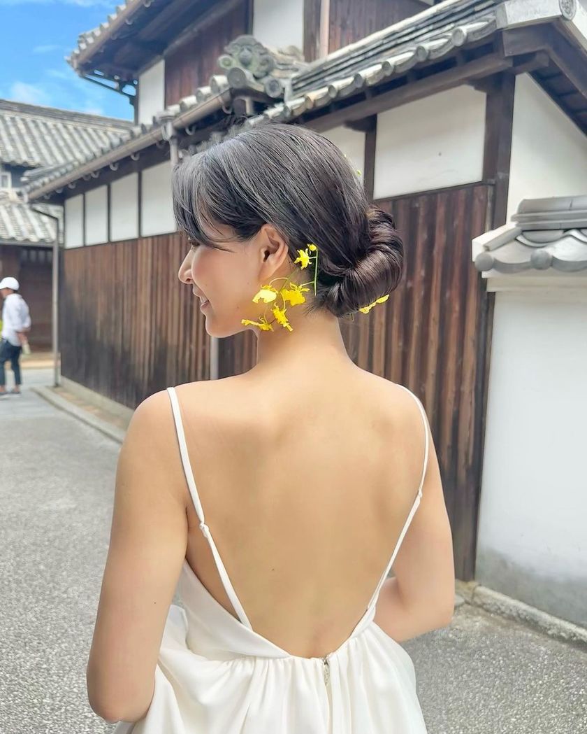The elegant small “Oncidium” orchids with ruffled petals ♡ A collection of floral hair tutorials using Oncidium 🌸🩷💛にて紹介している画像