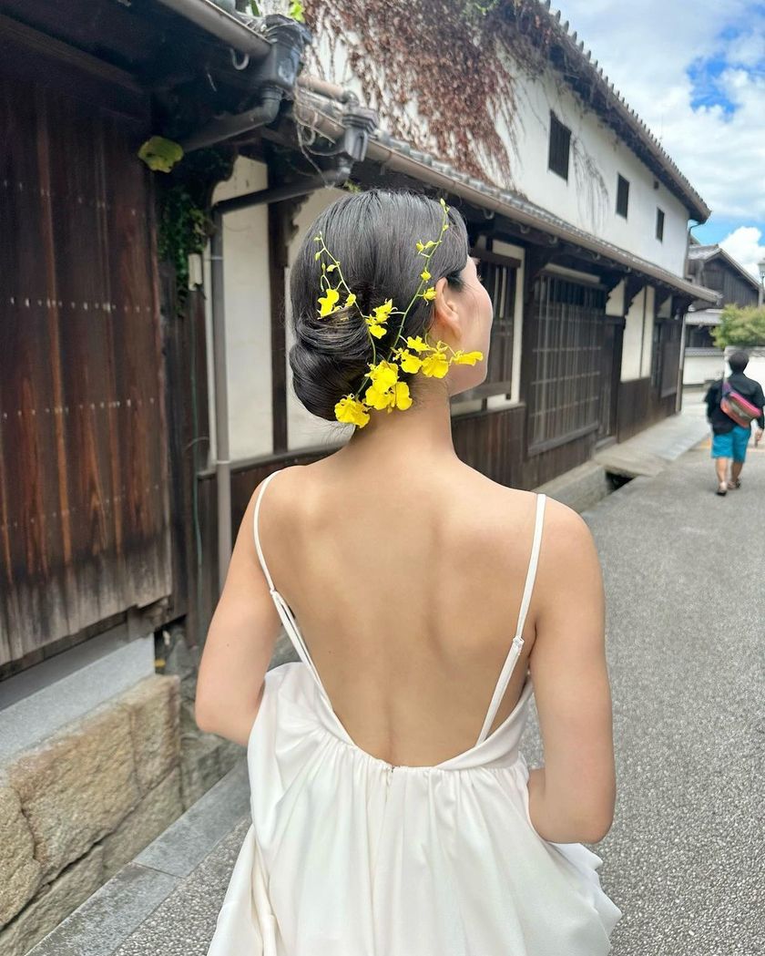 The elegant small “Oncidium” orchids with ruffled petals ♡ A collection of floral hair tutorials using Oncidium 🌸🩷💛にて紹介している画像