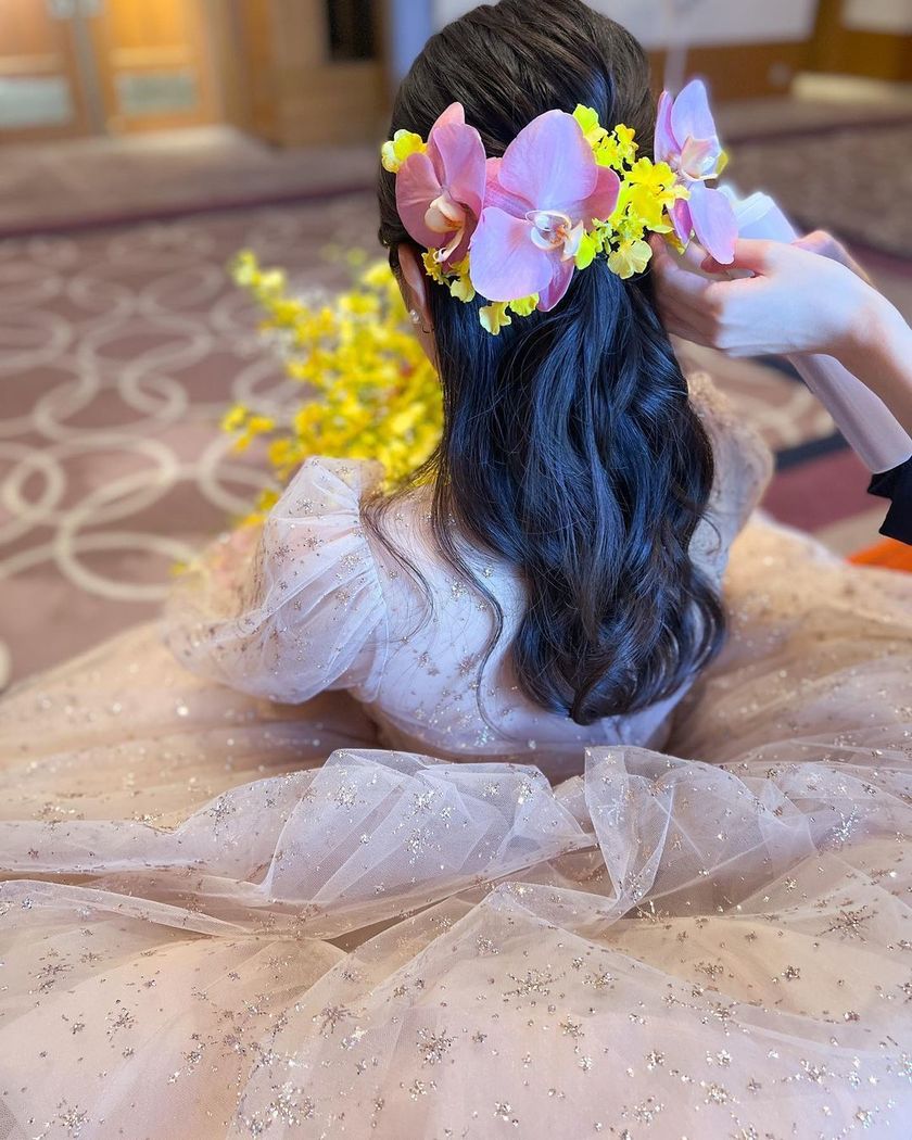 The elegant small “Oncidium” orchids with ruffled petals ♡ A collection of floral hair tutorials using Oncidium 🌸🩷💛にて紹介している画像