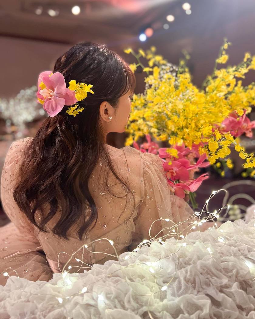 The elegant small “Oncidium” orchids with ruffled petals ♡ A collection of floral hair tutorials using Oncidium 🌸🩷💛にて紹介している画像