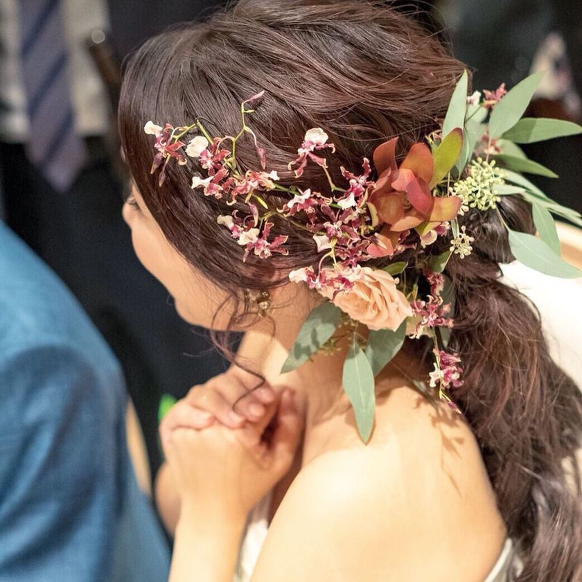 The elegant small “Oncidium” orchids with ruffled petals ♡ A collection of floral hair tutorials using Oncidium 🌸🩷💛にて紹介している画像