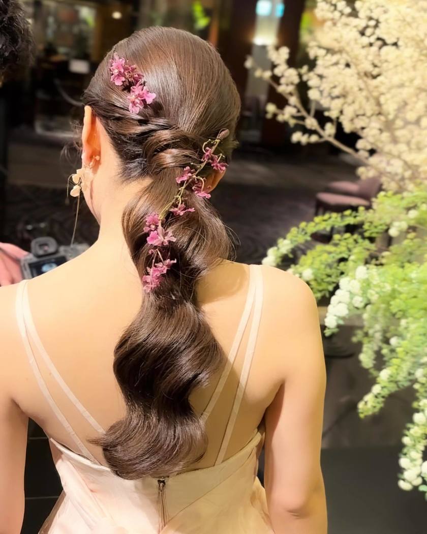 The elegant small “Oncidium” orchids with ruffled petals ♡ A collection of floral hair tutorials using Oncidium 🌸🩷💛にて紹介している画像