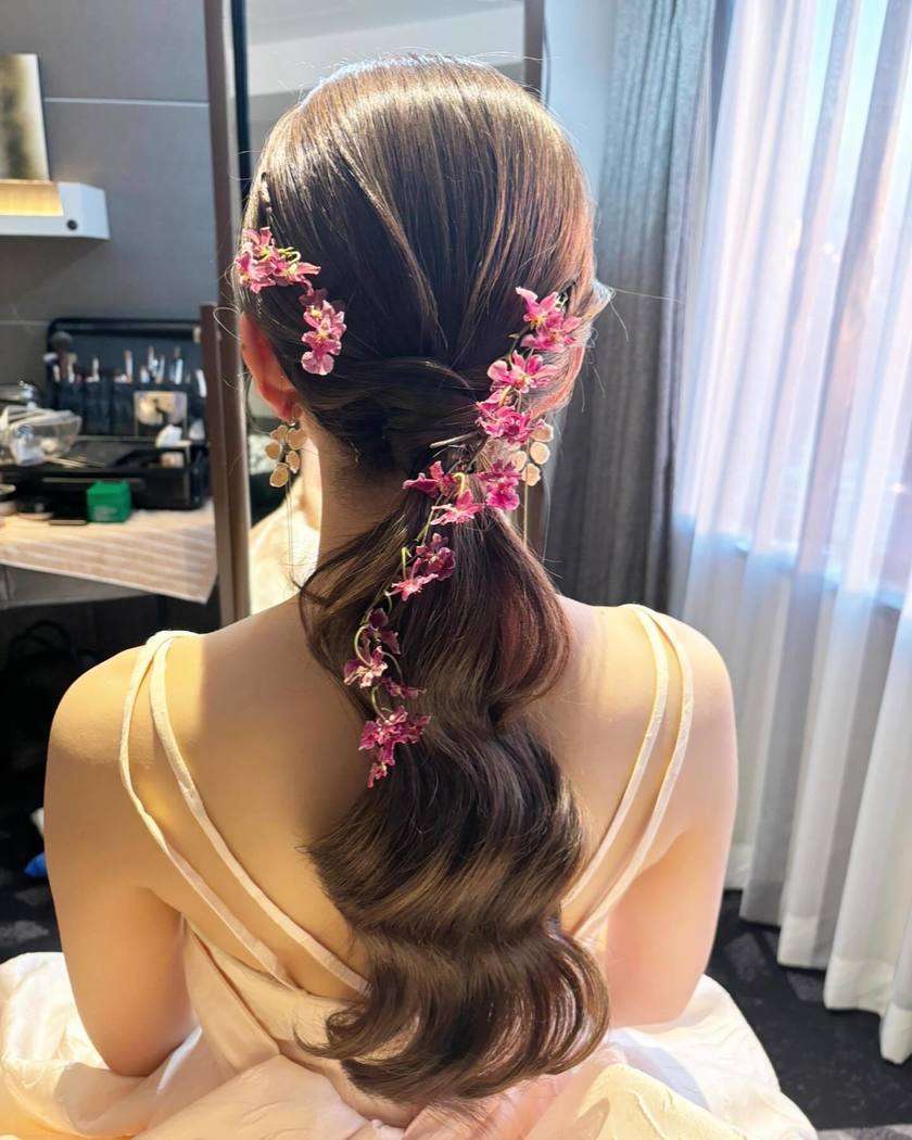 The elegant small “Oncidium” orchids with ruffled petals ♡ A collection of floral hair tutorials using Oncidium 🌸🩷💛にて紹介している画像
