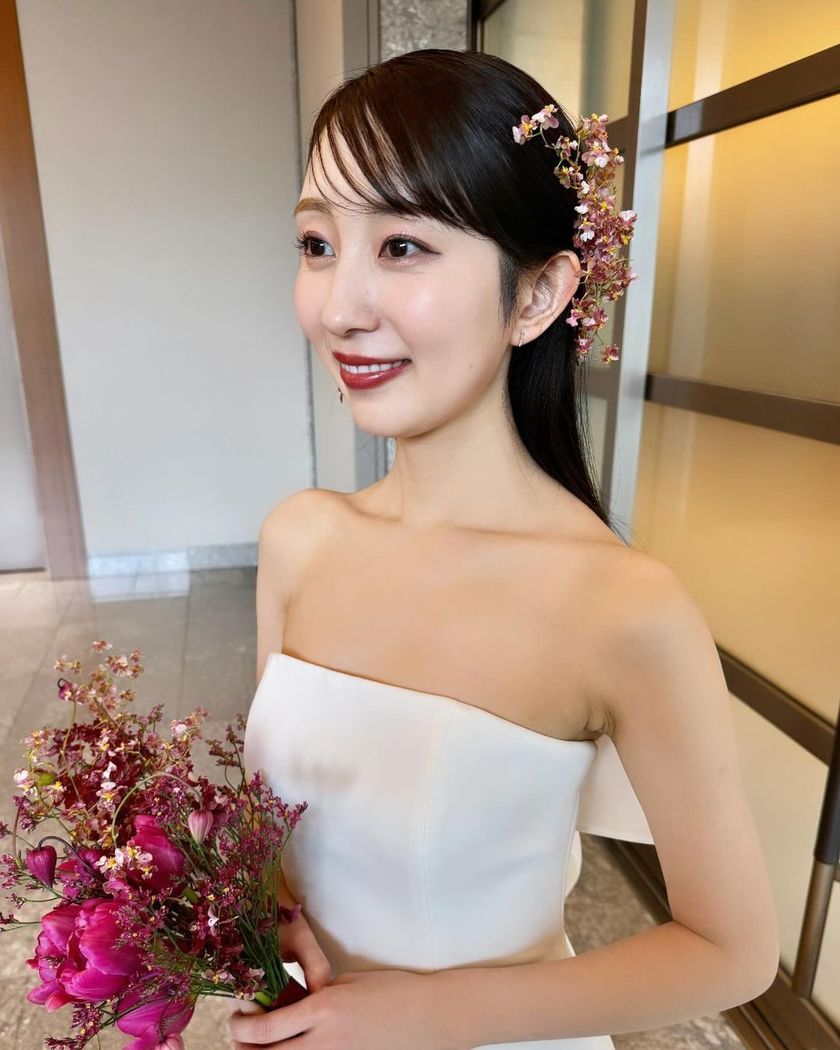 The elegant small “Oncidium” orchids with ruffled petals ♡ A collection of floral hair tutorials using Oncidium 🌸🩷💛にて紹介している画像