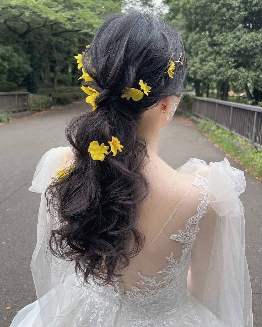 The elegant small “Oncidium” orchids with ruffled petals ♡ A collection of floral hair tutorials using Oncidium 🌸🩷💛にて紹介している画像
