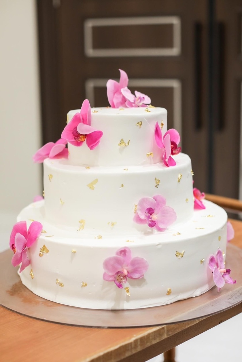 Trendy Design 🤍 Elegant and Cute [Phalaenopsis Orchid Wedding Cake] Design Collection 2024にて紹介している画像