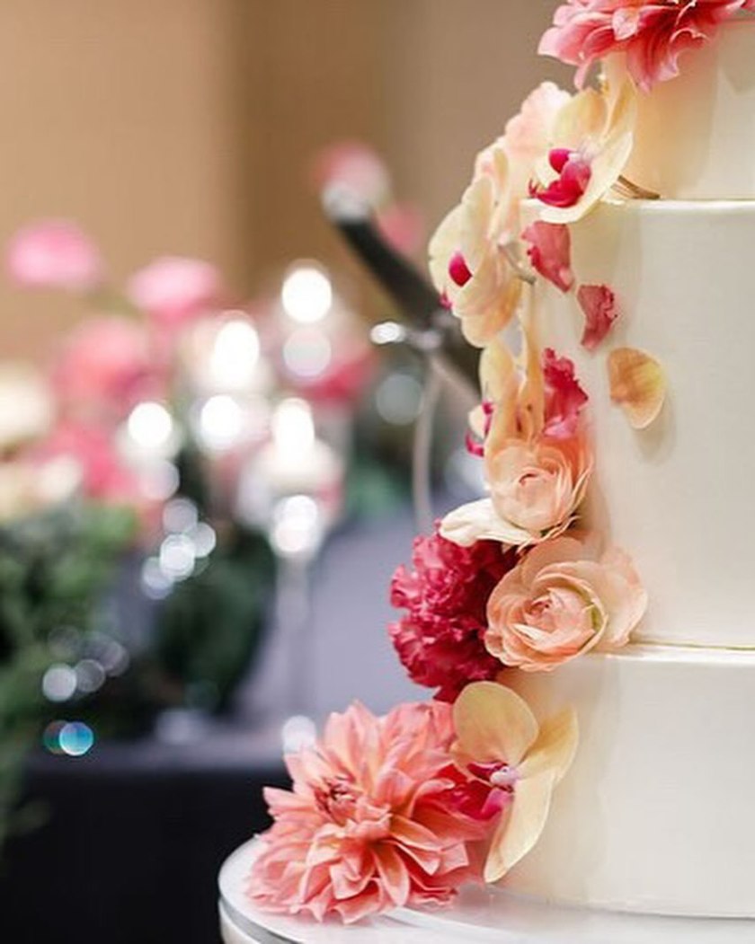 Trendy Design 🤍 Elegant and Cute [Phalaenopsis Orchid Wedding Cake] Design Collection 2024にて紹介している画像