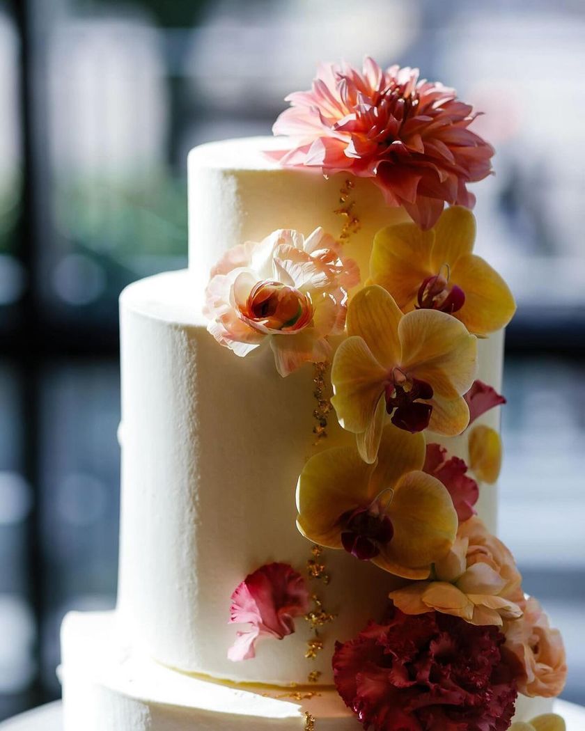 Trendy Design 🤍 Elegant and Cute [Phalaenopsis Orchid Wedding Cake] Design Collection 2024にて紹介している画像