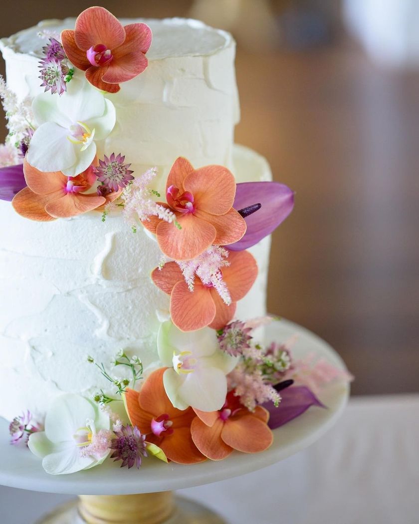 Trendy Design 🤍 Elegant and Cute [Phalaenopsis Orchid Wedding Cake] Design Collection 2024にて紹介している画像