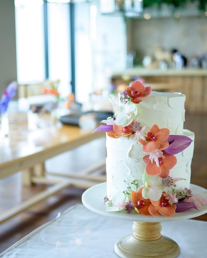 Trendy Design 🤍 Elegant and Cute [Phalaenopsis Orchid Wedding Cake] Design Collection 2024にて紹介している画像