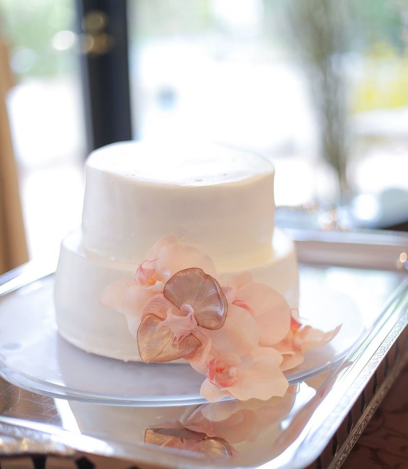 Trendy Design 🤍 Elegant and Cute [Phalaenopsis Orchid Wedding Cake] Design Collection 2024にて紹介している画像