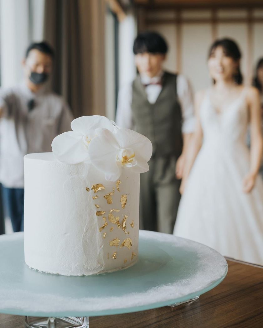 Trendy Design 🤍 Elegant and Cute [Phalaenopsis Orchid Wedding Cake] Design Collection 2024にて紹介している画像