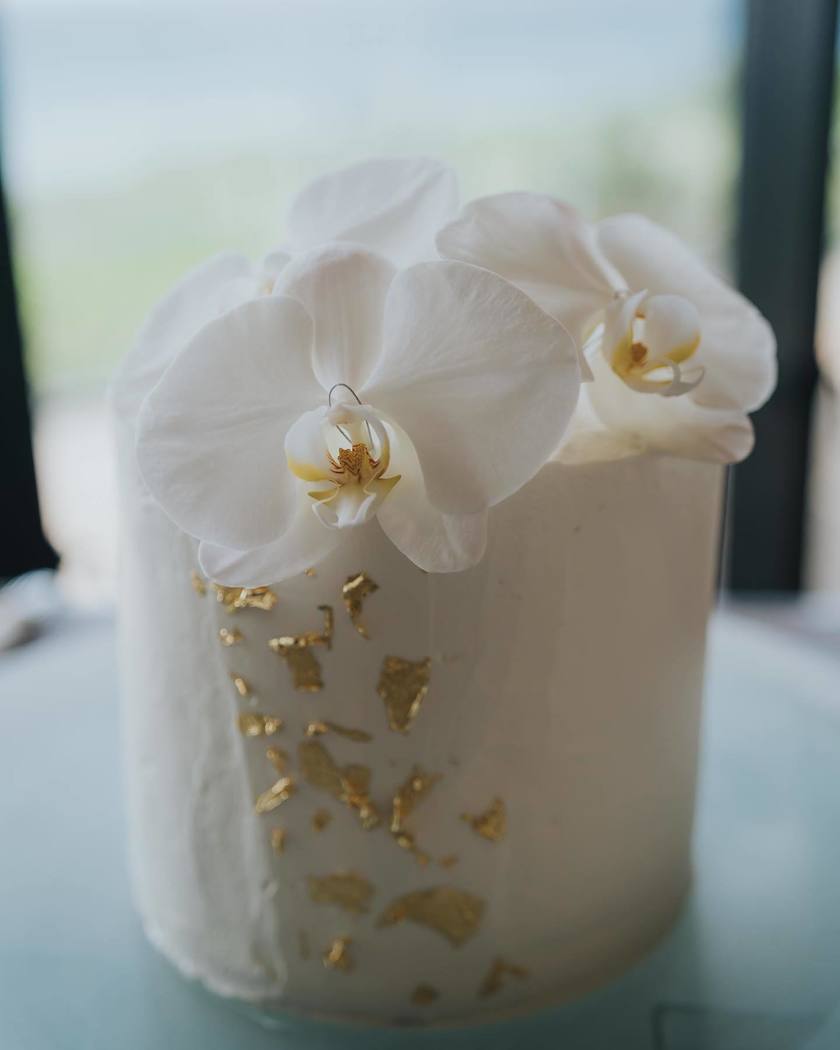 Trendy Design 🤍 Elegant and Cute [Phalaenopsis Orchid Wedding Cake] Design Collection 2024にて紹介している画像