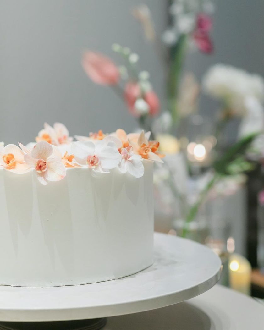 Trendy Design 🤍 Elegant and Cute [Phalaenopsis Orchid Wedding Cake] Design Collection 2024にて紹介している画像