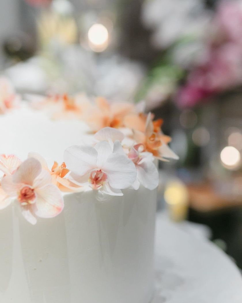 Trendy Design 🤍 Elegant and Cute [Phalaenopsis Orchid Wedding Cake] Design Collection 2024にて紹介している画像