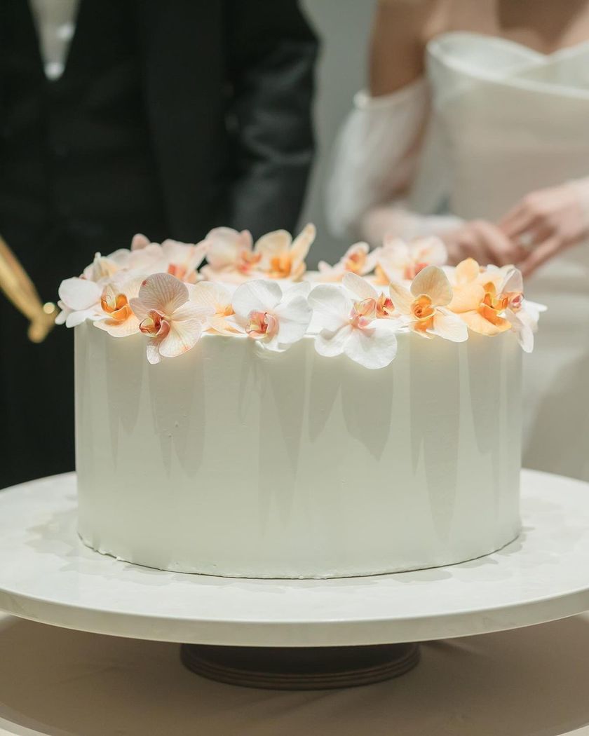 Trendy Design 🤍 Elegant and Cute [Phalaenopsis Orchid Wedding Cake] Design Collection 2024にて紹介している画像