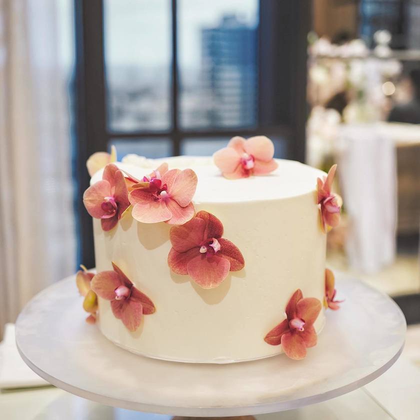 Trendy Design 🤍 Elegant and Cute [Phalaenopsis Orchid Wedding Cake] Design Collection 2024にて紹介している画像