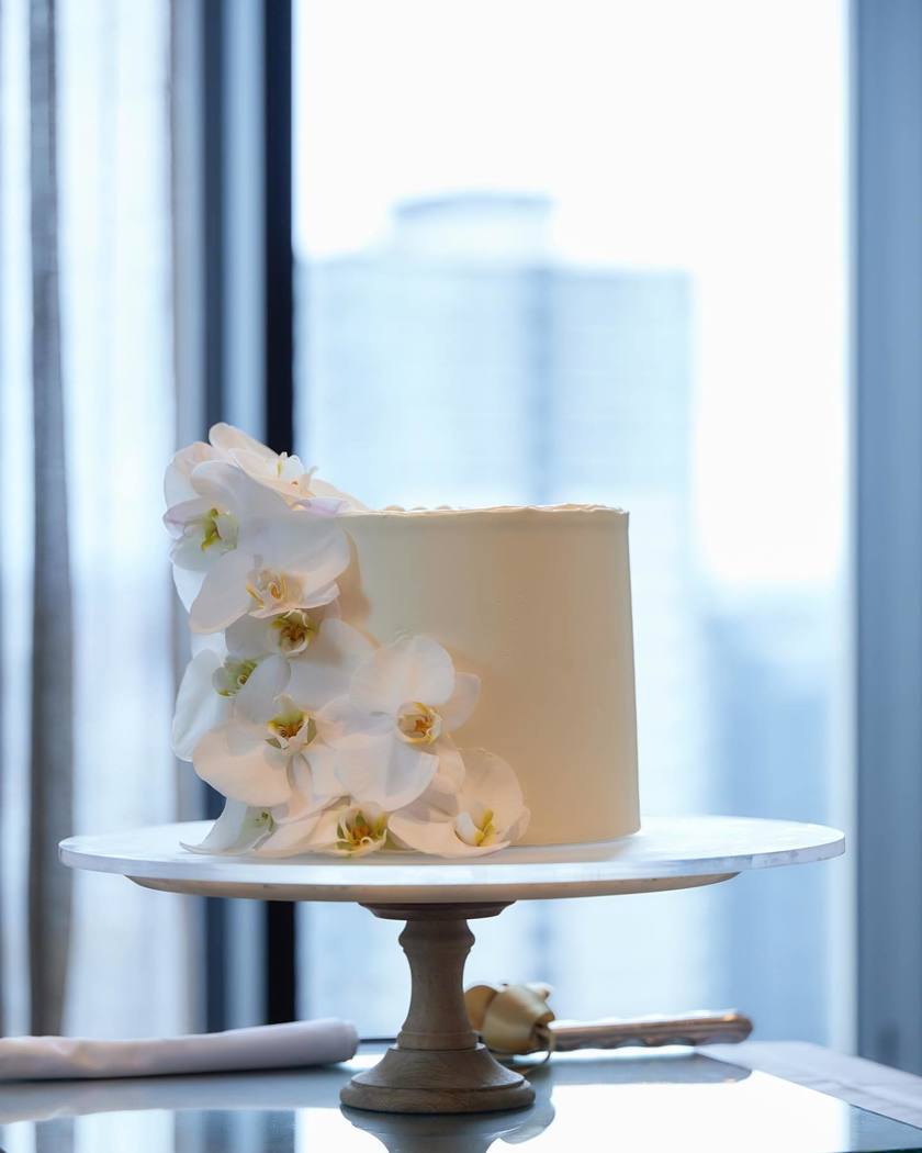 Trendy Design 🤍 Elegant and Cute [Phalaenopsis Orchid Wedding Cake] Design Collection 2024にて紹介している画像