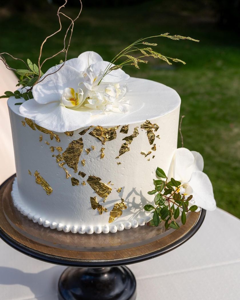 Trendy Design 🤍 Elegant and Cute [Phalaenopsis Orchid Wedding Cake] Design Collection 2024にて紹介している画像