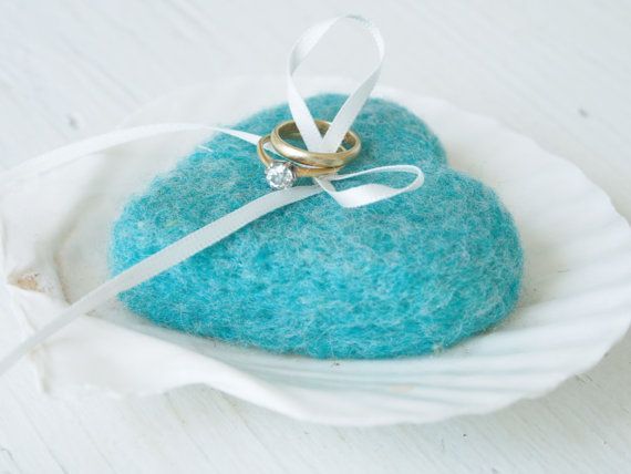 Disney-Themed Ring Pillow Design Ideas for Princess Lovers ♡にて紹介している画像