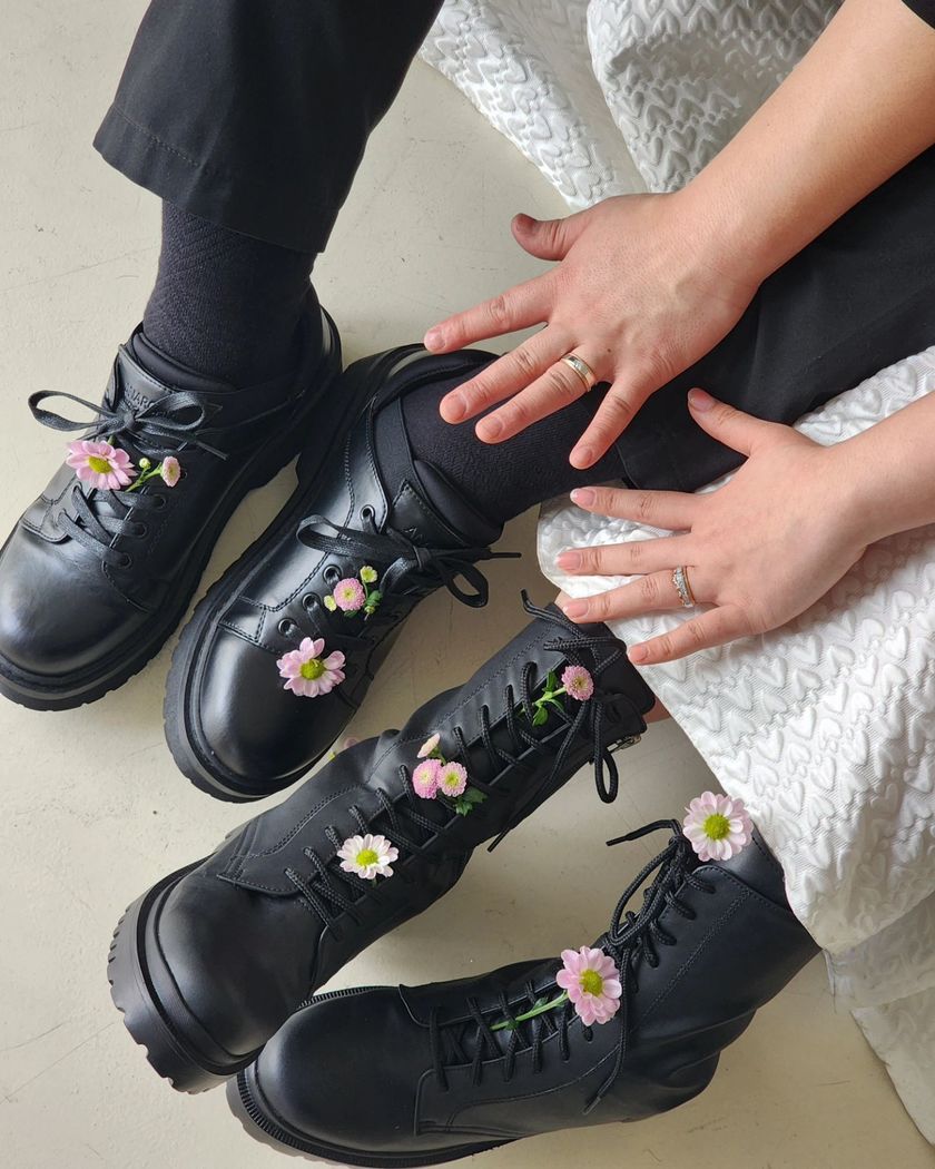 Often seen in Korean wedding photos! How to take pictures with flowers arranged in shoes 🥾🌸にて紹介している画像