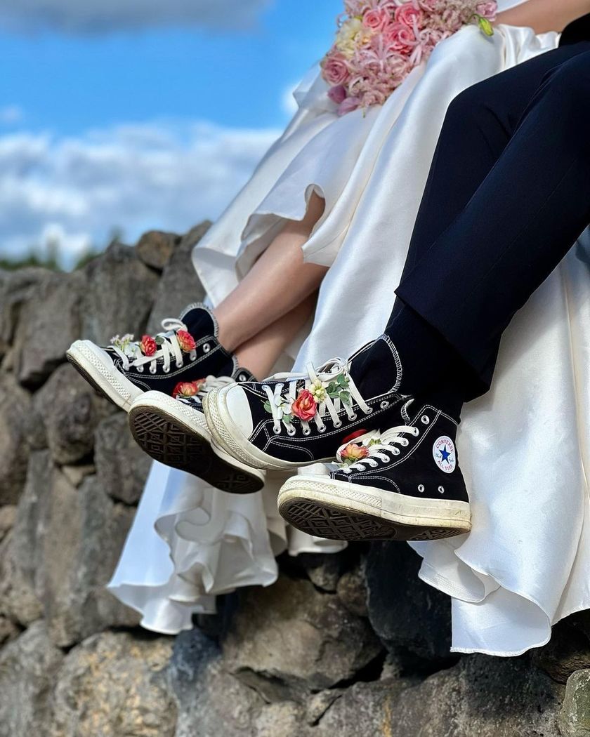 Often seen in Korean wedding photos! How to take pictures with flowers arranged in shoes 🥾🌸にて紹介している画像