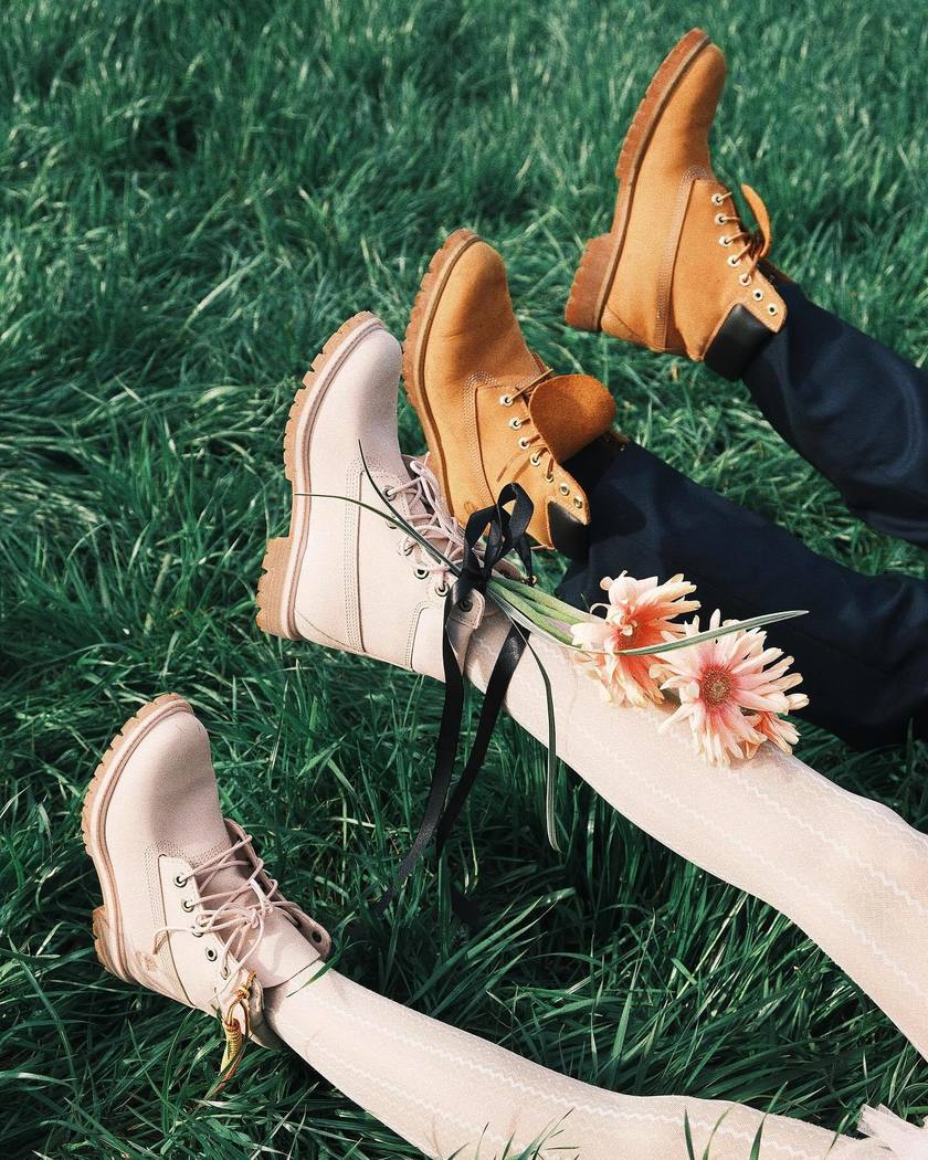 Often seen in Korean wedding photos! How to take pictures with flowers arranged in shoes 🥾🌸にて紹介している画像