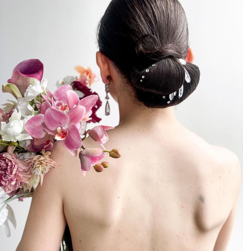 12 Selections of "Bijou Hair" Arrangements with Rhinestones on Shimmering Hair 💎にて紹介している画像