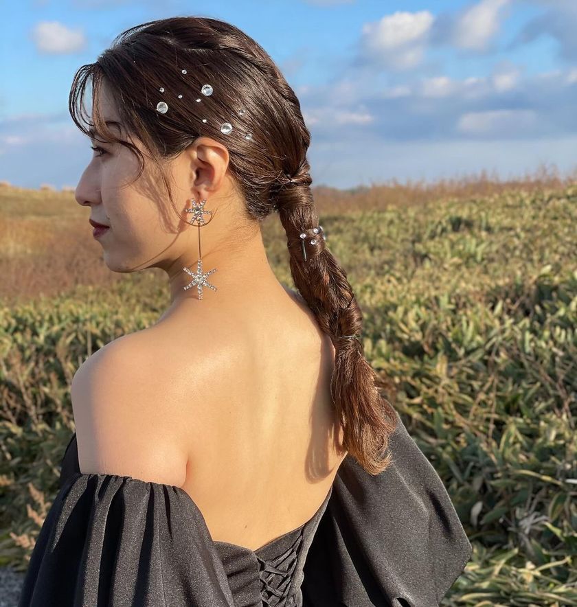 12 Selections of "Bijou Hair" Arrangements with Rhinestones on Shimmering Hair 💎にて紹介している画像