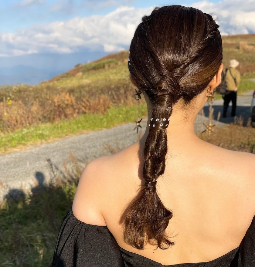 12 Selections of "Bijou Hair" Arrangements with Rhinestones on Shimmering Hair 💎にて紹介している画像